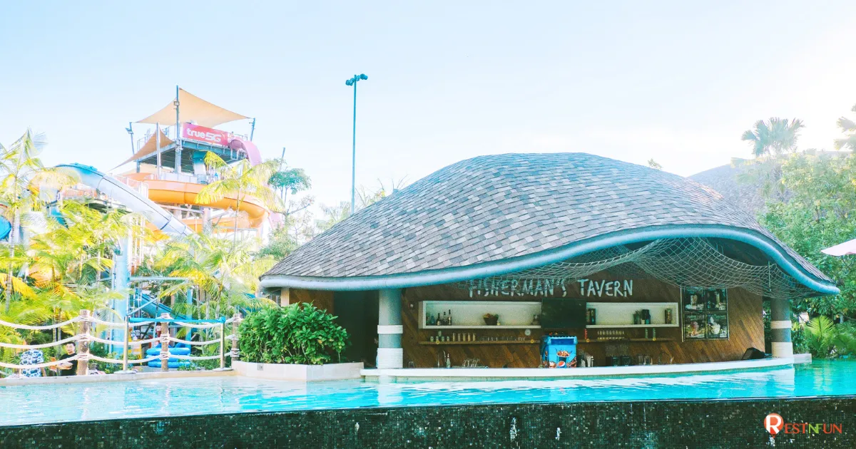 บาร์บริเวณสระน้ำของสวนน้ำวานา นาวา หัวหิน